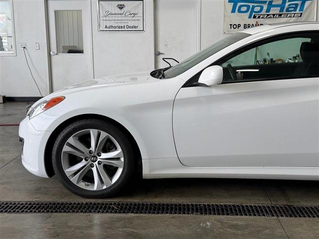 Hyundai Genesis Coupe 2dr I4 2.0T Auto Premium 2012