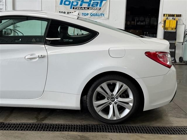 Hyundai Genesis Coupe 2dr I4 2.0T Auto Premium 2012