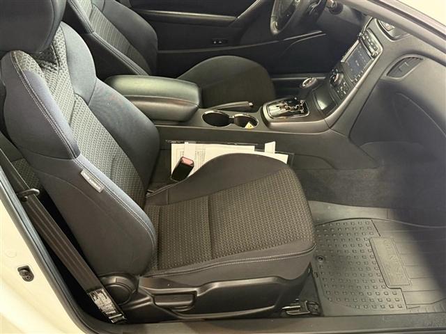Hyundai Genesis Coupe 2dr I4 2.0T Auto Premium 2012
