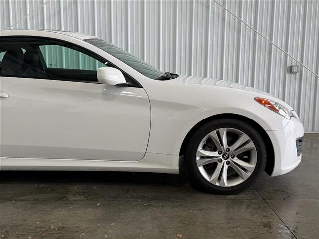 Hyundai Genesis Coupe 2dr I4 2.0T Auto Premium 2012