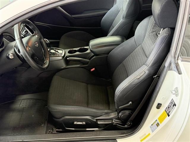 Hyundai Genesis Coupe 2dr I4 2.0T Auto Premium 2012