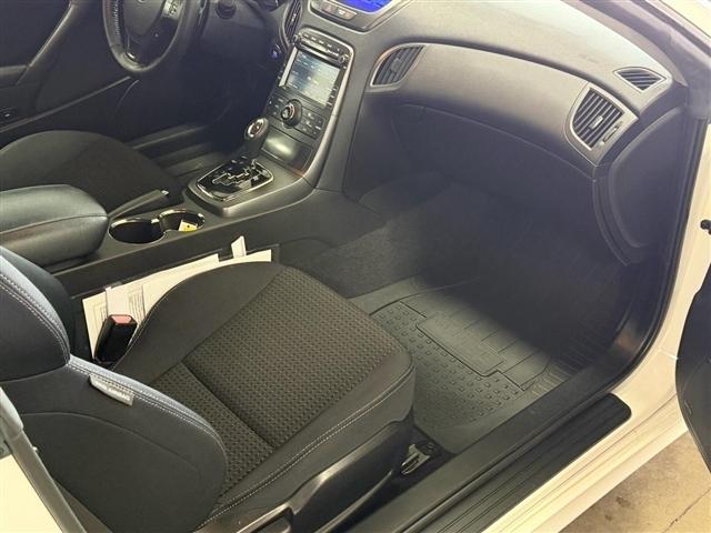 Hyundai Genesis Coupe 2dr I4 2.0T Auto Premium 2012