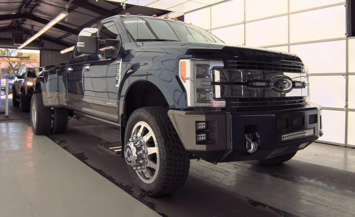 Ford Super Duty F-350 DRW King Ranch 4WD Crew Cab 8' Box 2017
