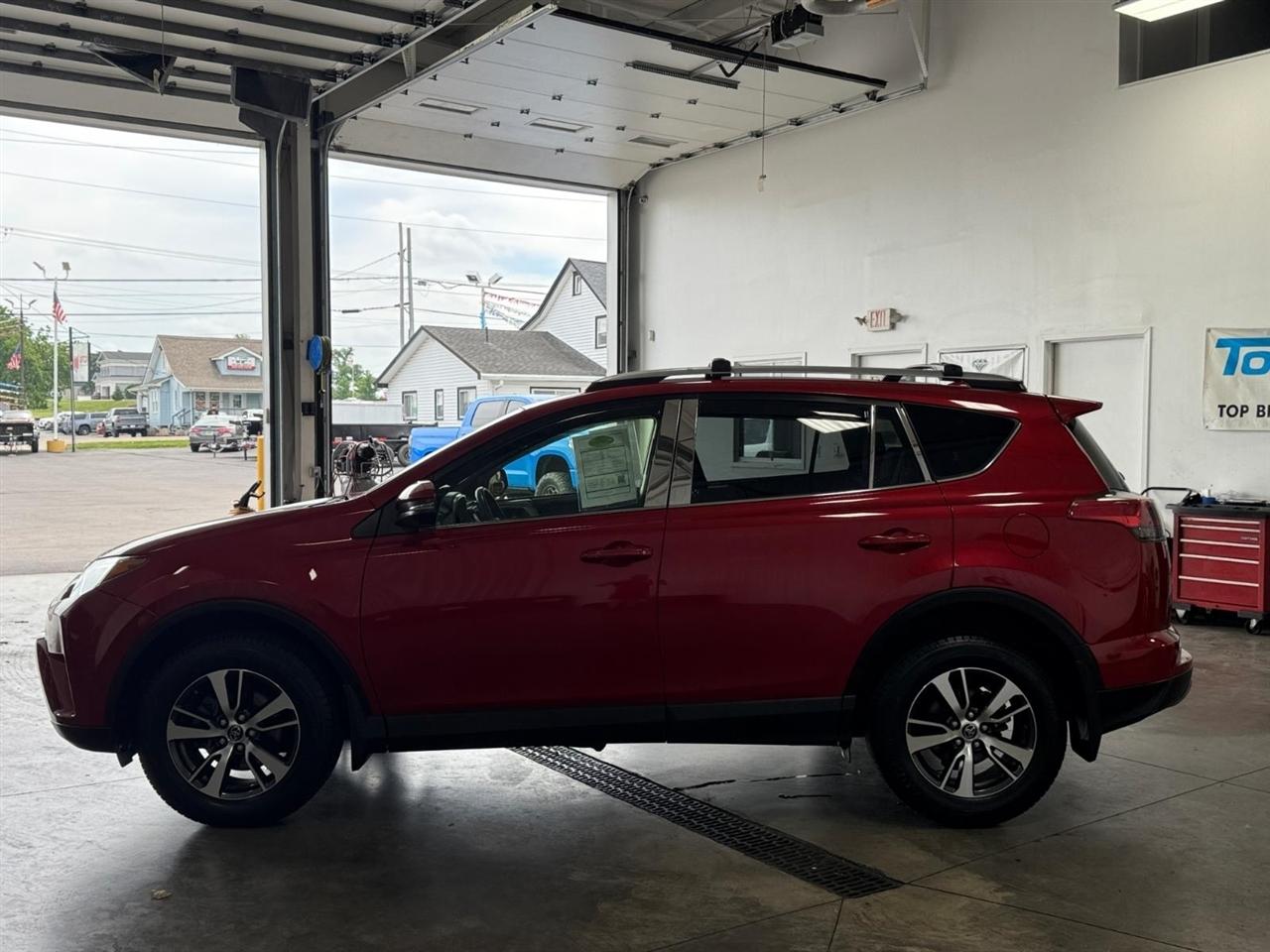 Toyota RAV4 XLE AWD (Natl) 2017