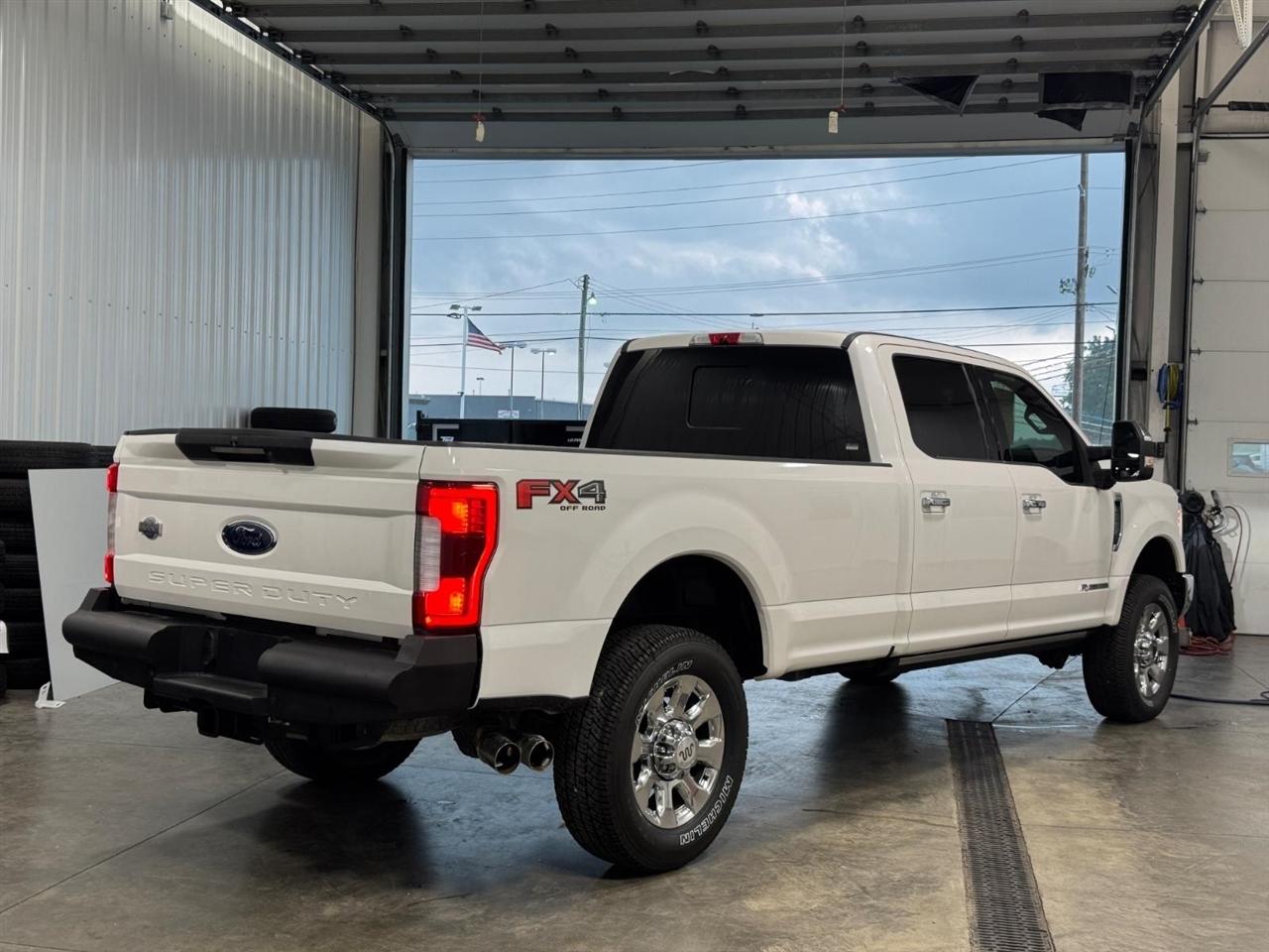 Ford Super Duty F-350 SRW King Ranch 4WD Crew Cab 8' Box 2018