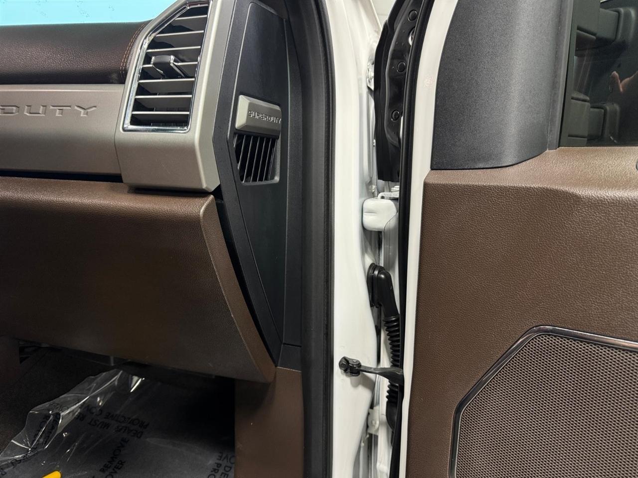 Ford Super Duty F-350 SRW King Ranch 4WD Crew Cab 8' Box 2018