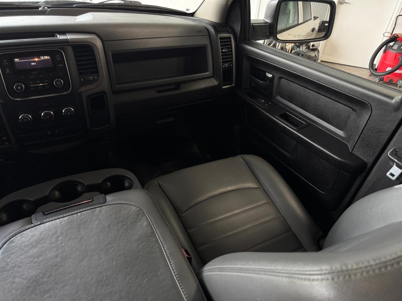 RAM 1500 Classic Tradesman 4x4 Crew Cab 6'4" Box 2019
