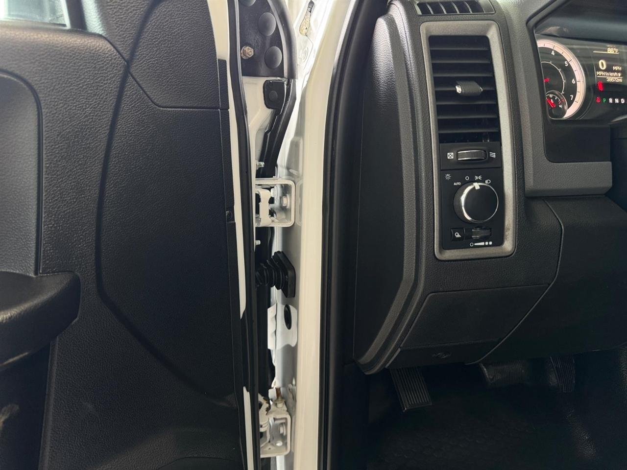 RAM 1500 Classic Tradesman 4x4 Crew Cab 6'4" Box 2019