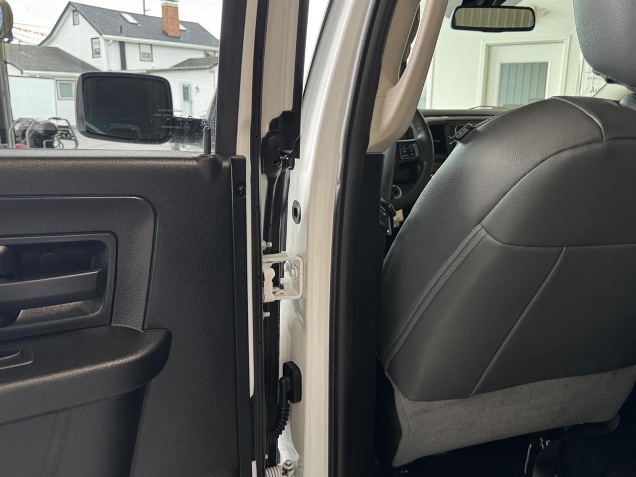 RAM 1500 Classic Tradesman 4x4 Crew Cab 6'4" Box 2019
