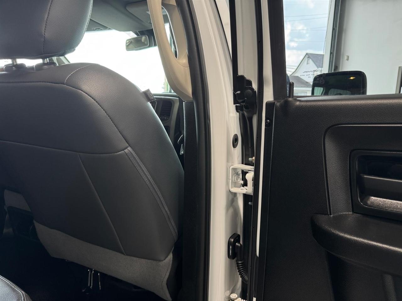 RAM 1500 Classic Tradesman 4x4 Crew Cab 6'4" Box 2019