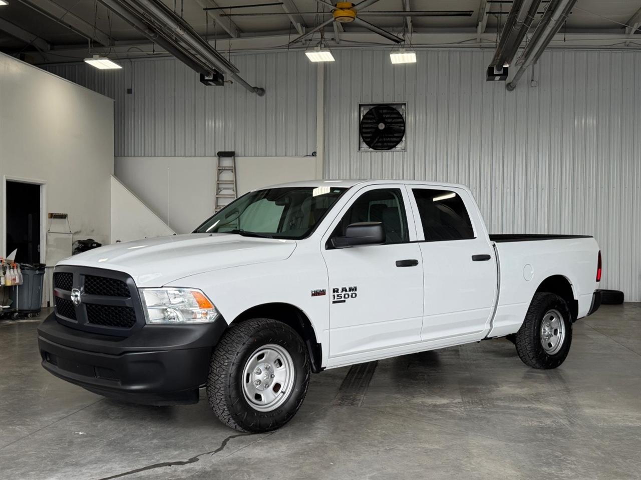 RAM 1500 Classic Tradesman 4x4 Crew Cab 6'4" Box 2019