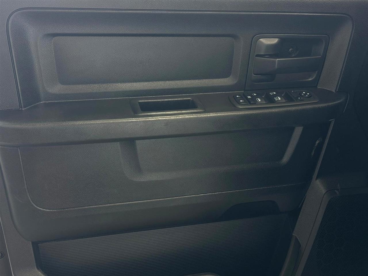 RAM 1500 Classic Tradesman 4x4 Crew Cab 6'4" Box 2019