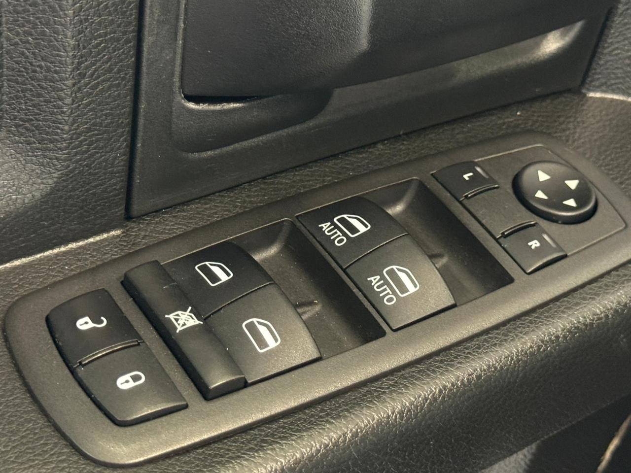 RAM 1500 Classic Tradesman 4x4 Crew Cab 6'4" Box 2019