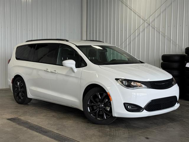 White 2018 Chrysler Pacifica Minivan Front-Wheel Drive Automatic