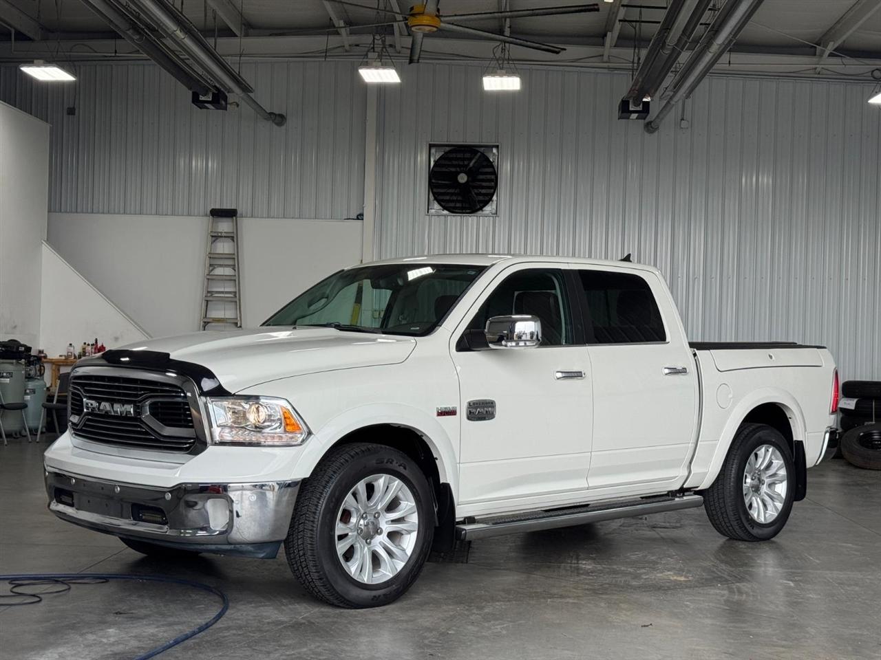 RAM 1500 Longhorn 4x4 Crew Cab 5'7" Box 2017
