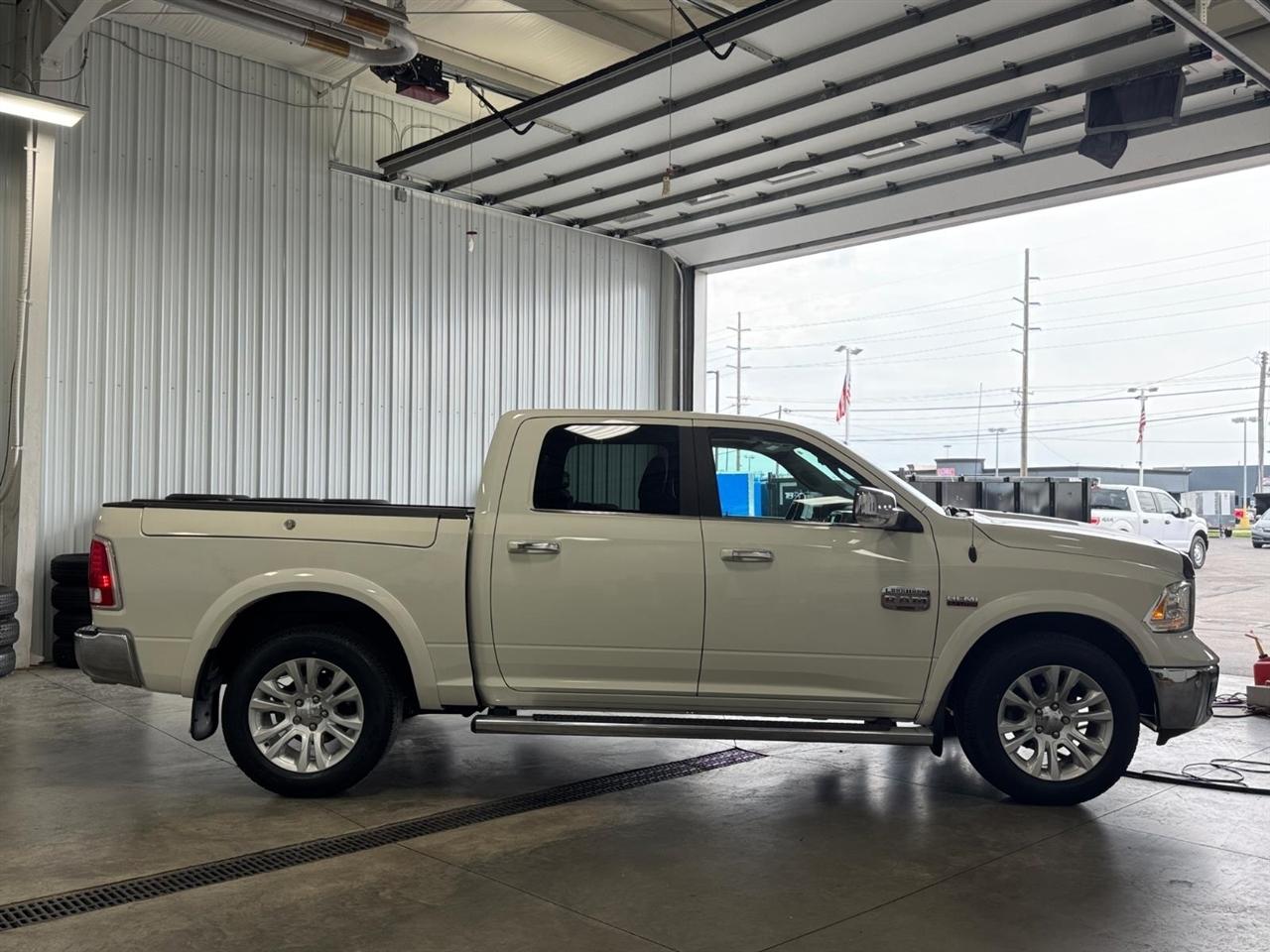 RAM 1500 Longhorn 4x4 Crew Cab 5'7" Box 2017