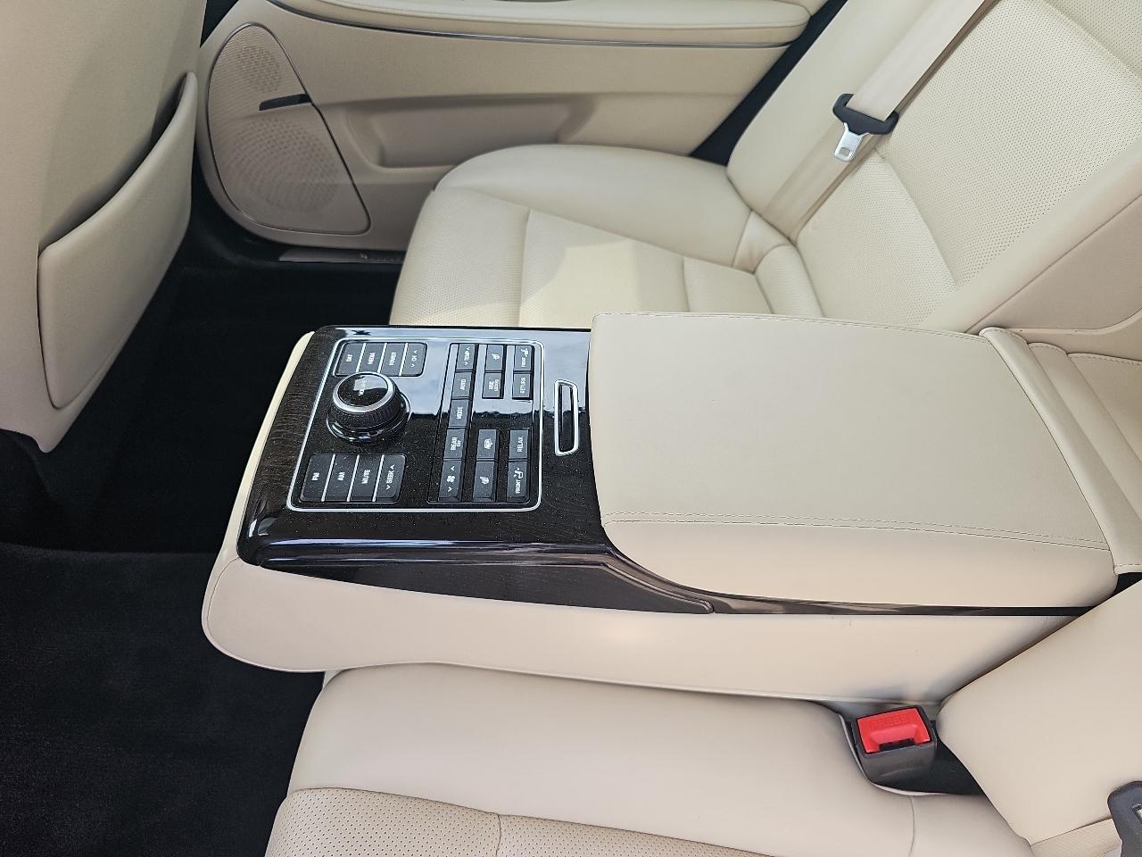 Hyundai Equus 4dr Sdn Signature 2014
