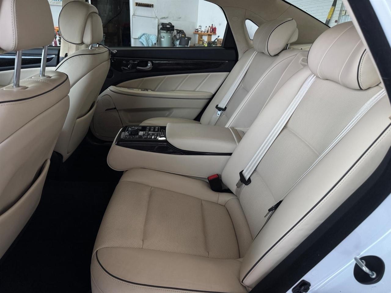 Hyundai Equus 4dr Sdn Signature 2014