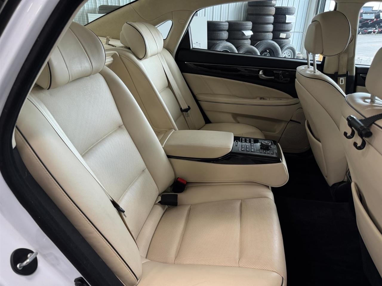 Hyundai Equus 4dr Sdn Signature 2014