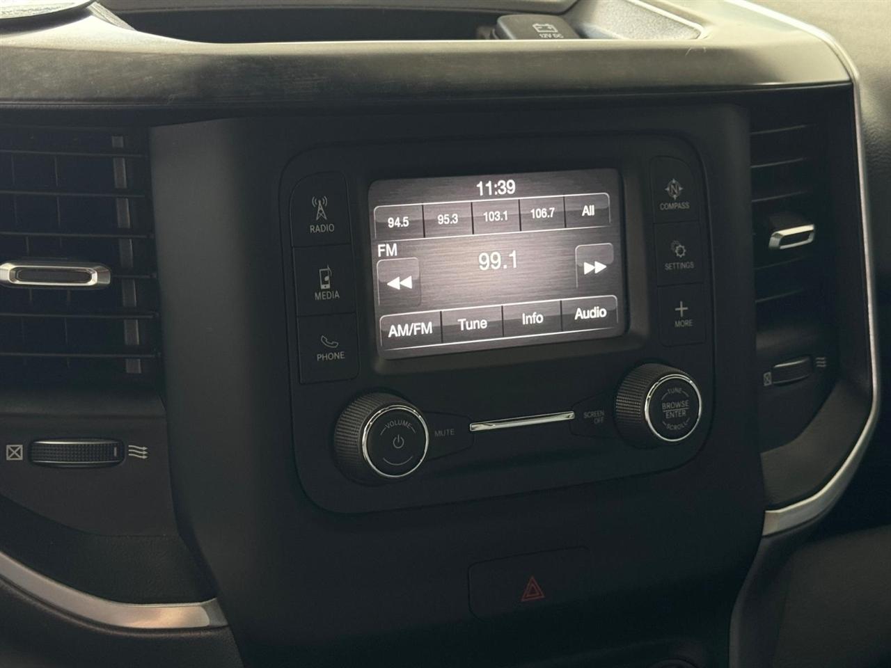 RAM 1500 Big Horn 4x4 Quad Cab 6'4" Box 2022