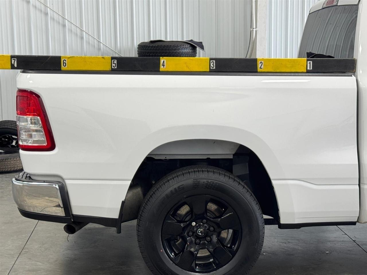 RAM 1500 Big Horn 4x4 Quad Cab 6'4" Box 2022