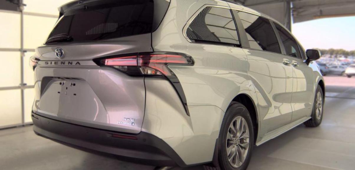 Toyota Sienna XLE FWD 8-Passenger (Natl) 2021