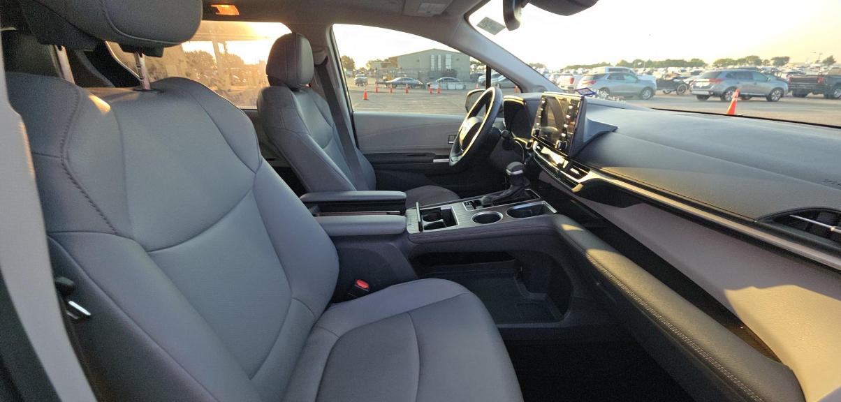Toyota Sienna XLE FWD 8-Passenger (Natl) 2021