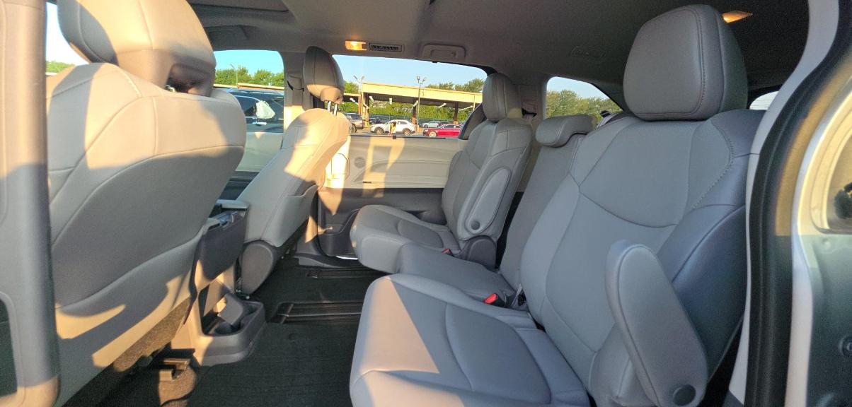 Toyota Sienna XLE FWD 8-Passenger (Natl) 2021