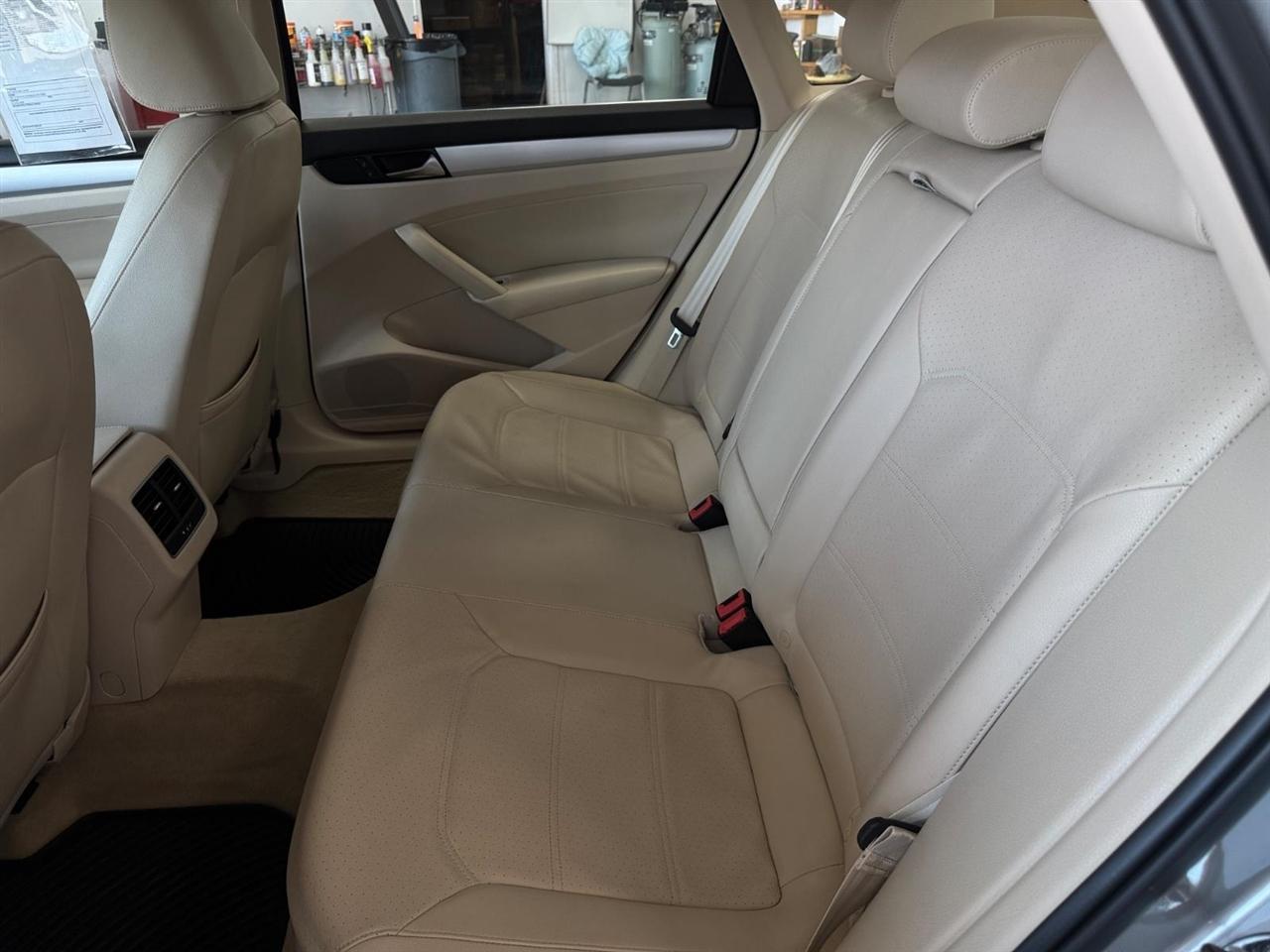 Volkswagen Passat 4dr Sdn 2.5L Auto SE 2013