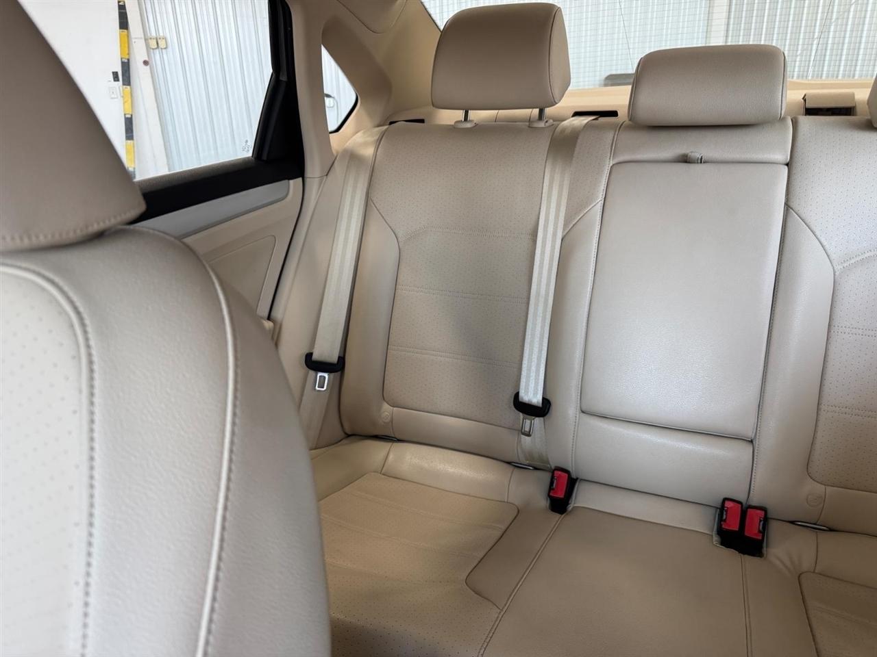 Volkswagen Passat 4dr Sdn 2.5L Auto SE 2013