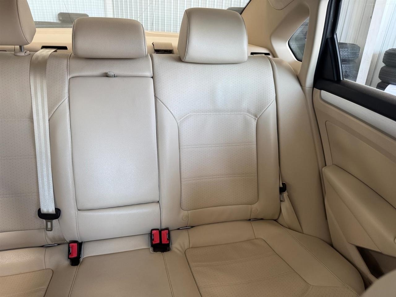Volkswagen Passat 4dr Sdn 2.5L Auto SE 2013