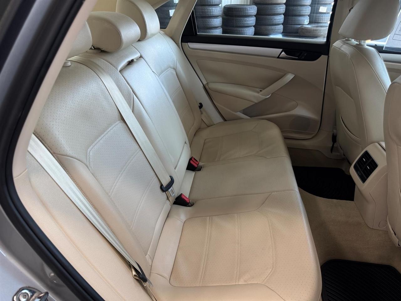Volkswagen Passat 4dr Sdn 2.5L Auto SE 2013