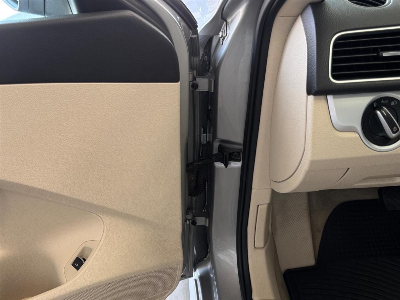 Volkswagen Passat 4dr Sdn 2.5L Auto SE 2013