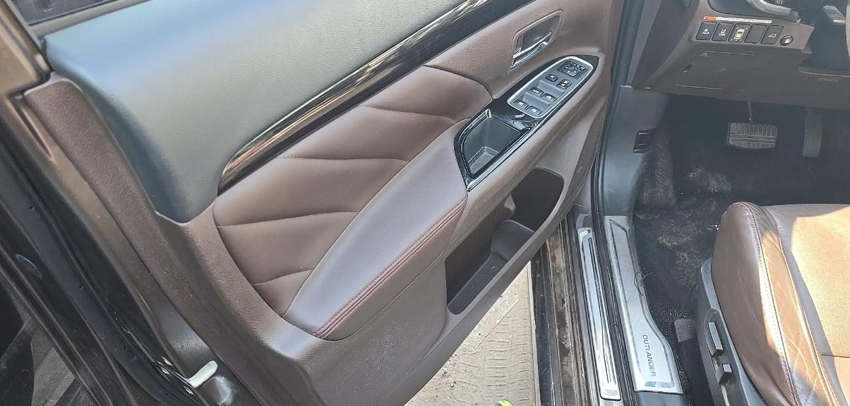 Mitsubishi Outlander PHEV SEL S-AWC 2018