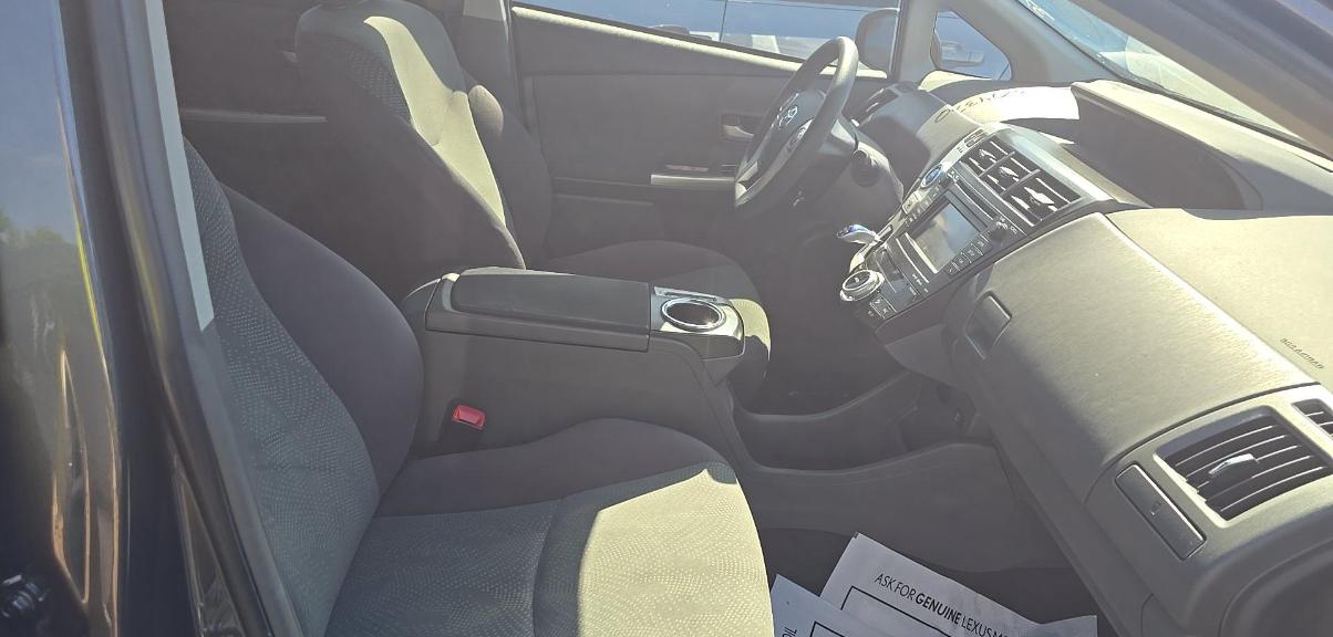 Toyota Prius V 5dr Wgn Three (Natl) 2012