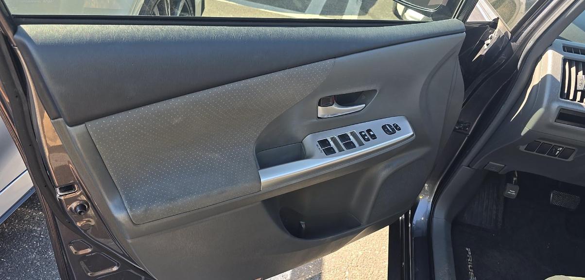 Toyota Prius V 5dr Wgn Three (Natl) 2012