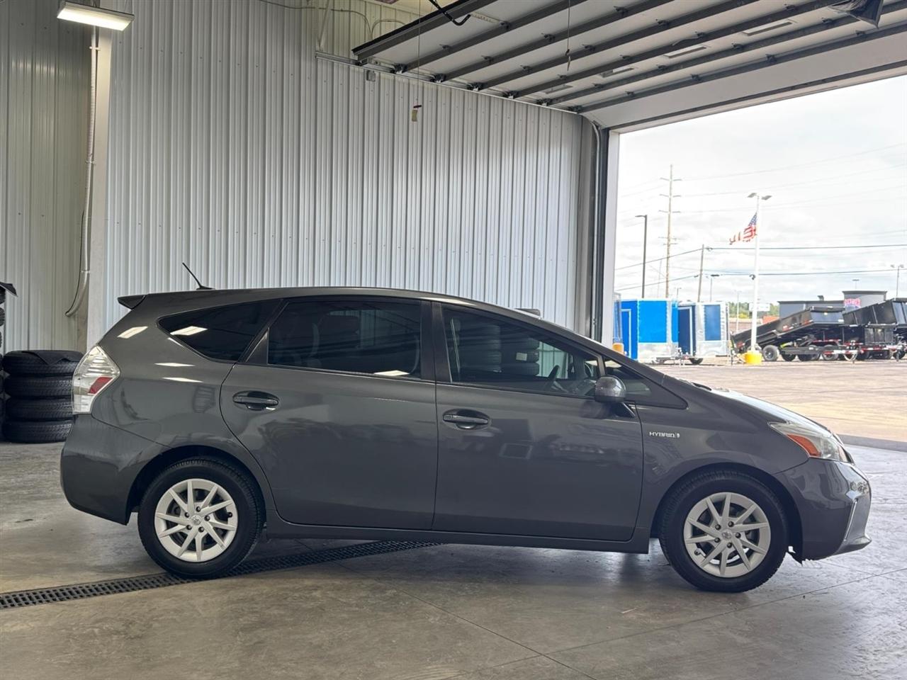 Toyota Prius V 5dr Wgn Three (Natl) 2012