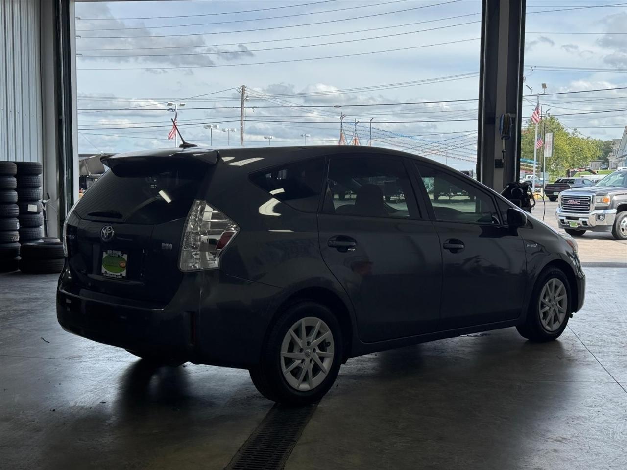 Toyota Prius V 5dr Wgn Three (Natl) 2012