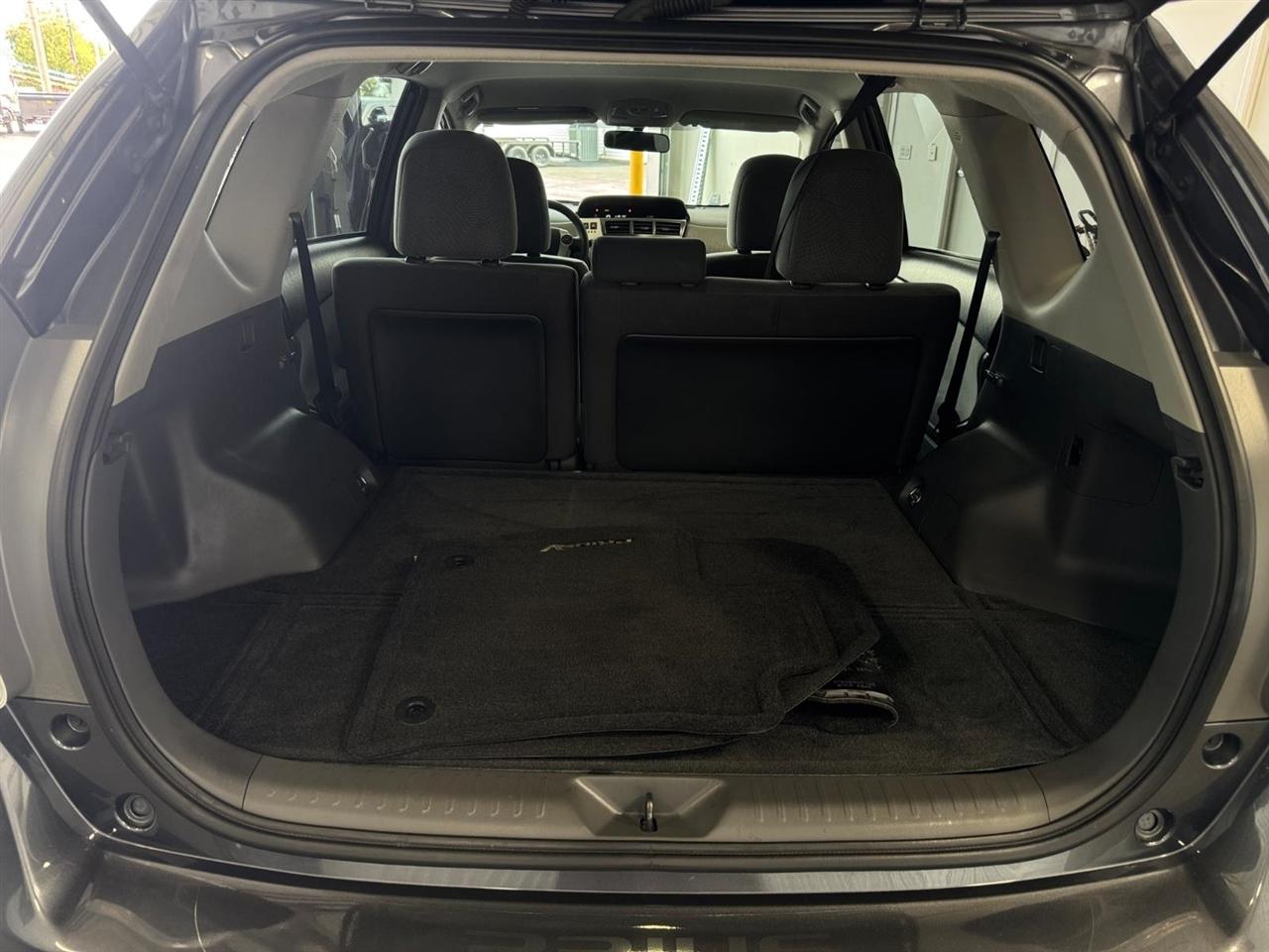 Toyota Prius V 5dr Wgn Three (Natl) 2012