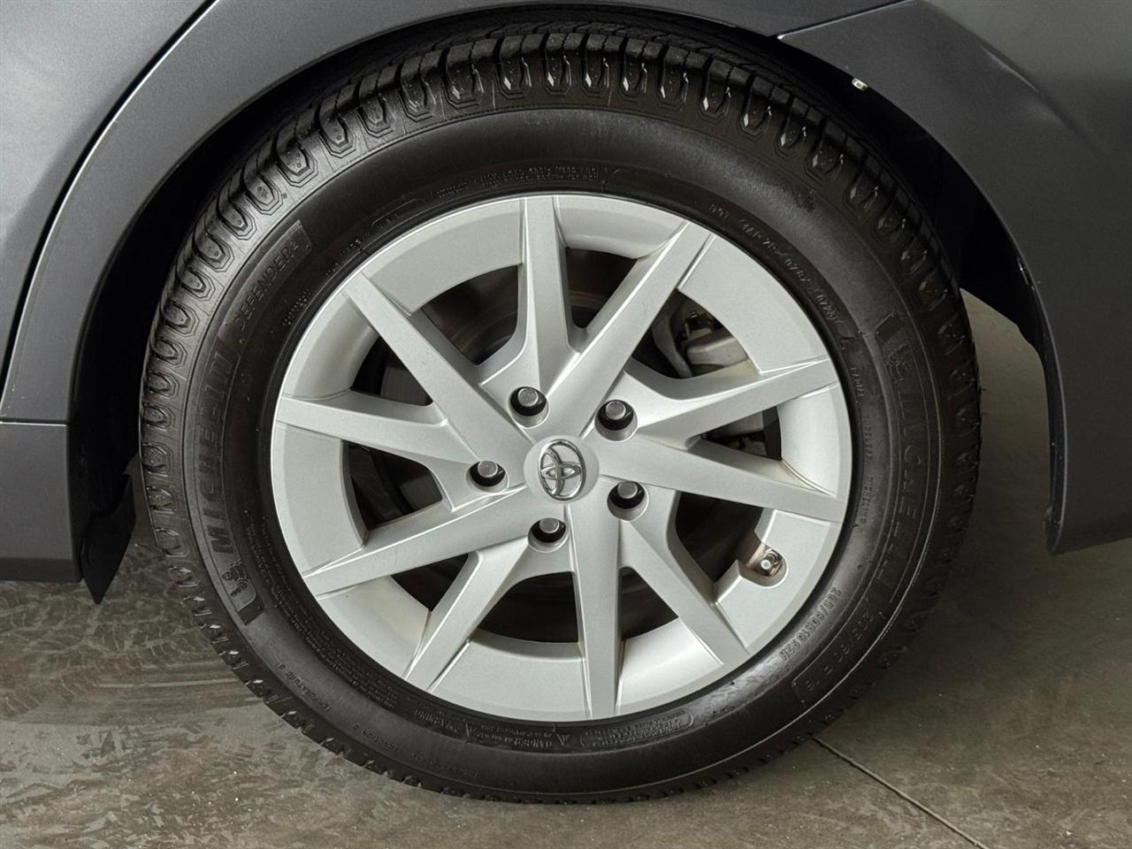 Toyota Prius V 5dr Wgn Three (Natl) 2012