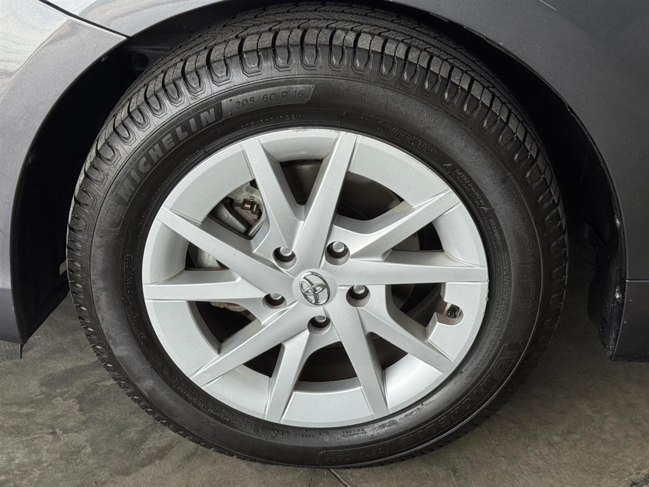 Toyota Prius V 5dr Wgn Three (Natl) 2012