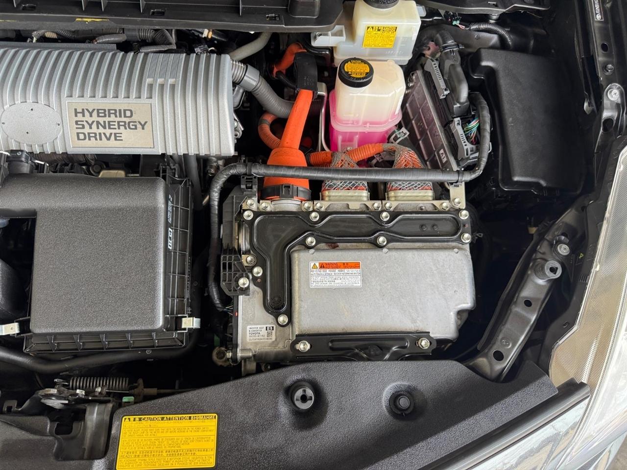 Toyota Prius V 5dr Wgn Three (Natl) 2012