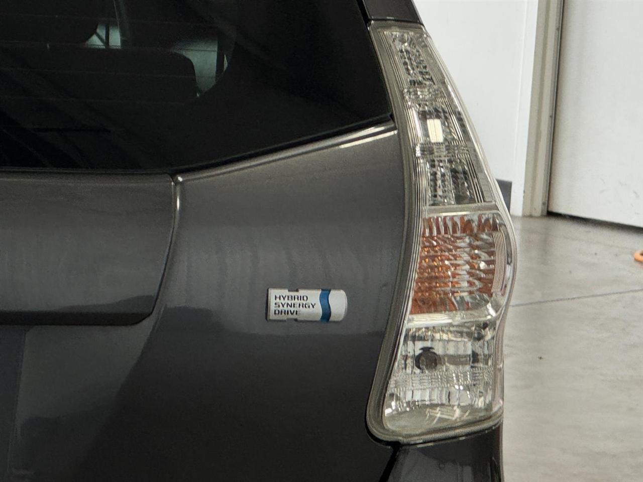 Toyota Prius V 5dr Wgn Three (Natl) 2012