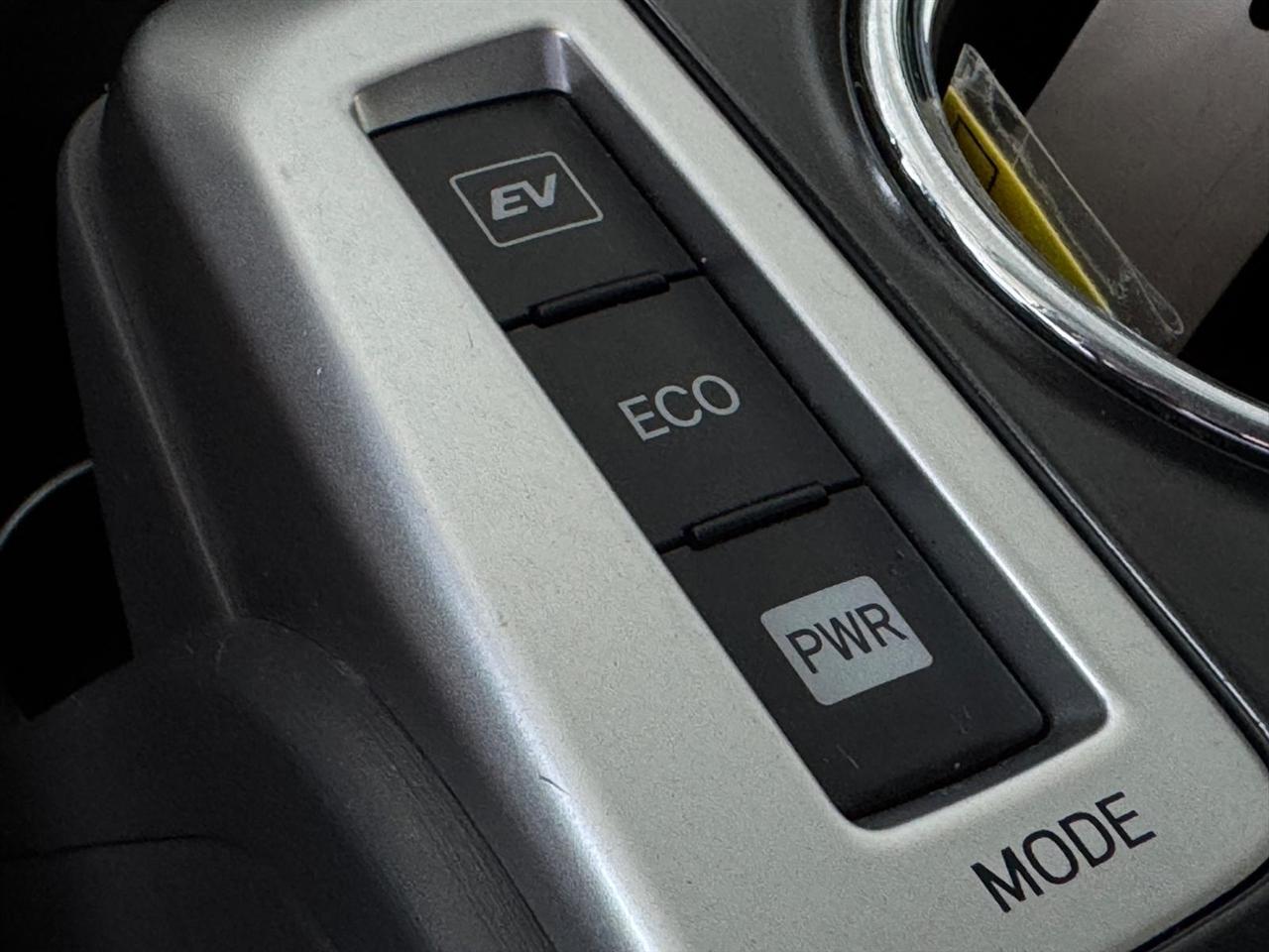 Toyota Prius V 5dr Wgn Three (Natl) 2012