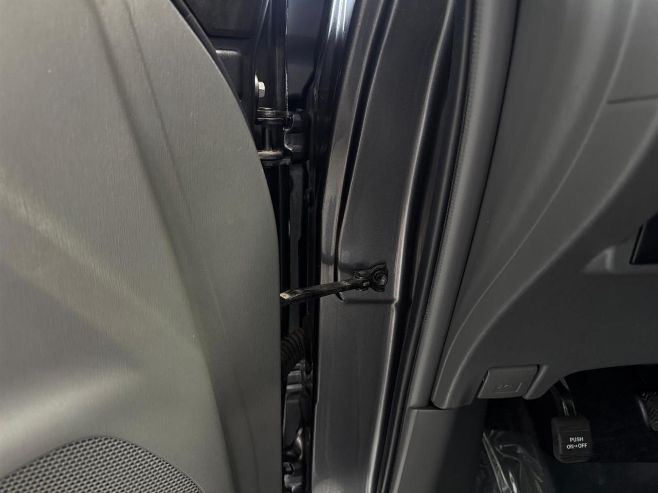 Toyota Prius V 5dr Wgn Three (Natl) 2012