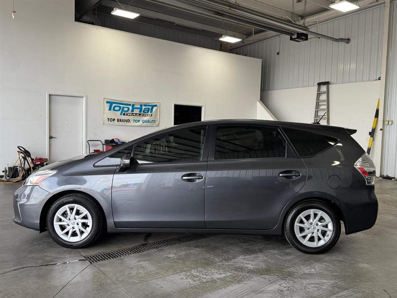 Toyota Prius V 5dr Wgn Three (Natl) 2012