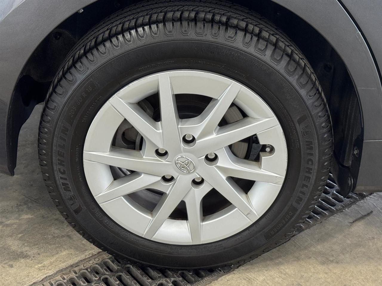 Toyota Prius V 5dr Wgn Three (Natl) 2012