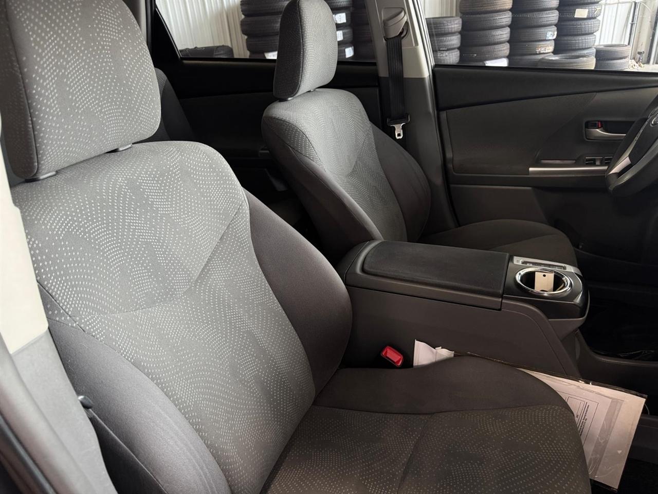 Toyota Prius V 5dr Wgn Three (Natl) 2012