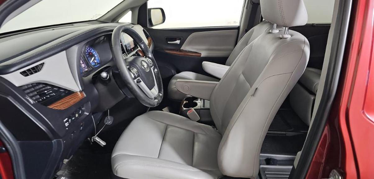 Toyota Sienna XLE Auto Access Seat FWD 7-Passenger (Natl) 2017