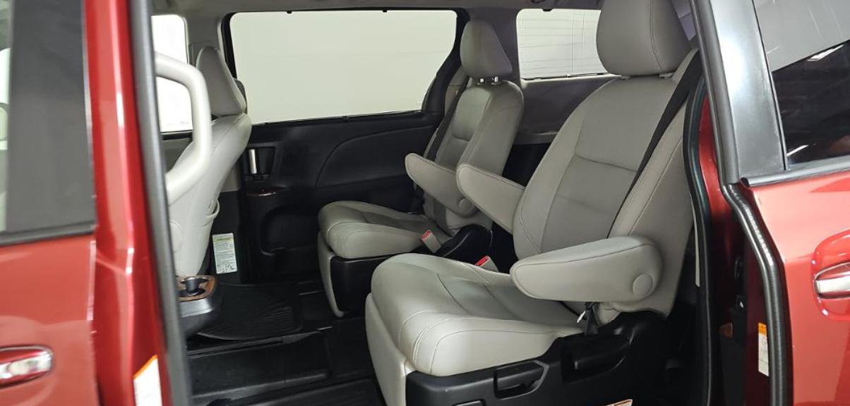 Toyota Sienna XLE Auto Access Seat FWD 7-Passenger (Natl) 2017